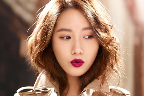 少女時代ユナがリップ・メーキャップとトレンチコート・スタイルが際立つ特別な普段着グラビアとともに近況を公開した。