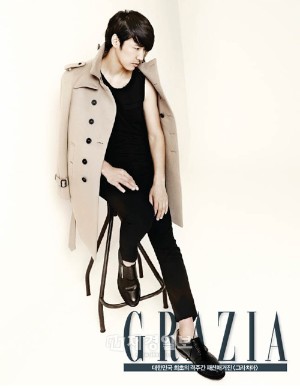 猛威を振るった暑さが一段弱まるというニュースと共に、俳優ユン・サンヒョンが秋の香り漂う男に変身し、グラビアが公開された。写真=「GRAZIA」コリア 猛威を振るった暑さが一段弱まるというニュースと共に、俳優ユン・サンヒョンが秋の香り漂う男に変身し、グラビアが公開された。写真=「GRAZIA」コリア