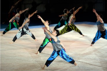 男子新体操の力強い美しさ - 三宅一生による「青森大学男子新体操部」のショートムービー公開中