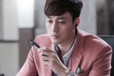 SBS水木ドラマ『主君の太陽』のソ・ジソブ＆コン・ヒョジンが、“気難しい社長＆陰気な秘書”の名コンビぶりを披露し話題だ。写真＝ボンファクトリー