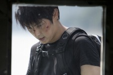俳優イ・ジュンギの撮影現場での写真が公開され、ブラックで統一されたファッションでカリスマ性をアピールする姿が注目を集めている。