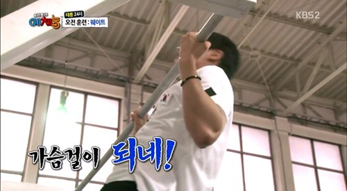キム・ヒョンジュン（SS501リーダー）が“執念のバトミントン歴2分”ぶりをお目見えした。写真＝KBS 2TV『ホドン＆チャンミンの芸・体・能』キャプチャ
