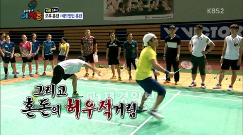 キム・ヒョンジュン（SS501リーダー）が“執念のバトミントン歴2分”ぶりをお目見えした。写真＝KBS 2TV『ホドン＆チャンミンの芸・体・能』キャプチャ