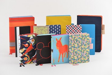 「ほぼ日手帳」2014年度版は過去最多の95種 ‐ ミナペルホネン、岡本太郎とコラボも