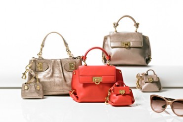 フェラガモより、アイコン「ガンチーニ」をあしらったミニバッグとチャーム登場