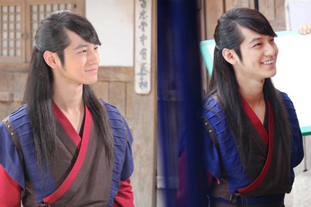 俳優キム・ボムが、MBC月火ドラマ『火の女神チョンイ』の撮影現場でカメレオンのような魅力を見せるビハインドカットを公開した。