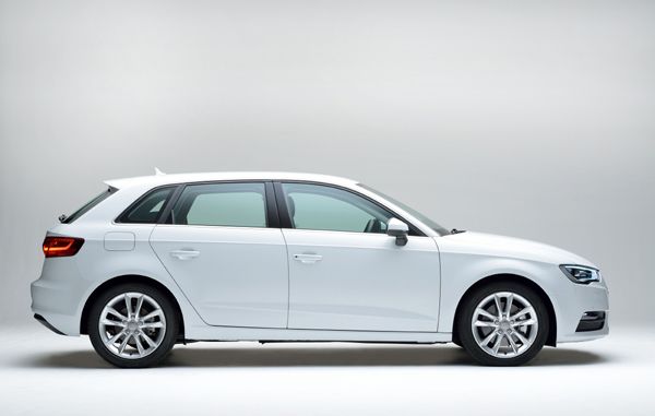 新型「Audi A3 Sportback」（画像：アウディジャパン）