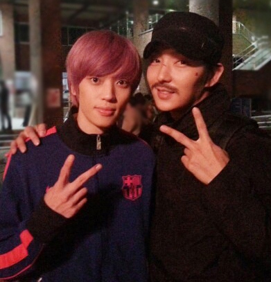 TEENTOPのニエルが意外な人脈を示す証拠写真を公開した。