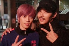 TEENTOPのニエルが意外な人脈を示す証拠写真を公開した。