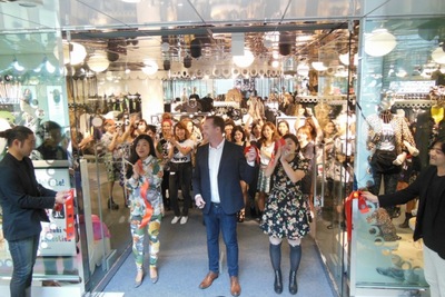 「モンキ」関東1号店が東京・原宿にオープン　開店前に行列