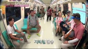 無愛想な“花ジイ”たちを魅了した少女時代サニーのラブリーなバックパック旅行ファッションが話題だ。写真=tvn『花よりジイさん』キャプチャ 無愛想な“花ジイ”たちを魅了した少女時代サニーのラブリーなバックパック旅行ファッションが話題だ。写真=tvn『花よりジイさん』キャプチャ