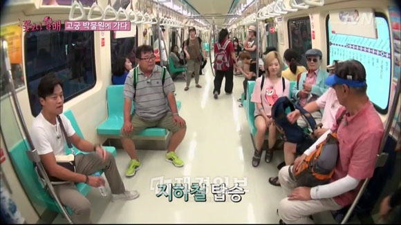 無愛想な“花ジイ”たちを魅了した少女時代サニーのラブリーなバックパック旅行ファッションが話題だ。写真＝tvn『花よりジイさん』キャプチャ