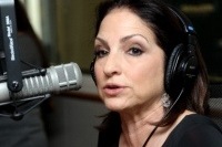 グロリア・エステファンらがホワイトハウスに登場。ライブ配信も