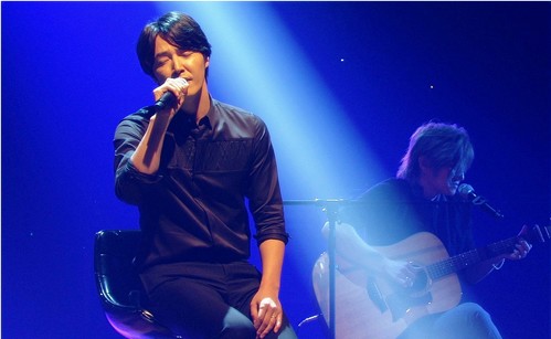 ユン・サンヒョンが、13日夜放送予定のKBS『ユ・ヒヨルのスケッチブック』に出演し、温かい癒しの歌声で収録を観に来た観客の感性を満たした。写真=MGBエンターテイメント