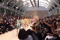 「バーバリー」最新コレクションをiPhone5sで撮影し配信