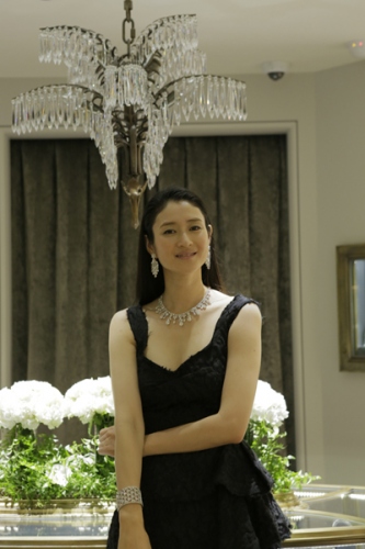 写真 ハリー ウィンストン大丸神戸店 オープニングにジュエリー10億円相当を身に付けた小雪が登場 財経新聞