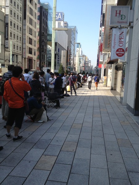 最新iPhone購入待ちの行列（2013年9月20日）