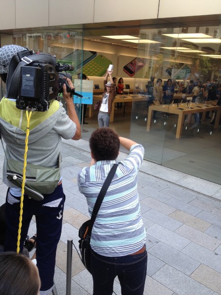 アップルストア銀座で最新iPhoneを手に入れた男性（2013年9月20日）