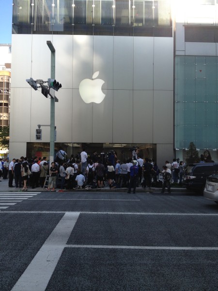 ごった返すアップルストア銀座（2013年9月20日）