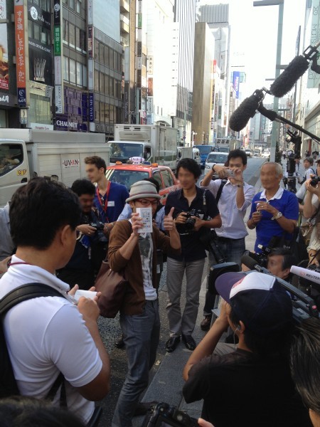 アップルストア銀座で最新iPhoneを手に入れた男性（2013年9月20日）