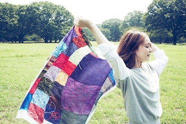 写真家や建築家、デザイナーなど20人のクリエイターによるスカーフの展覧会