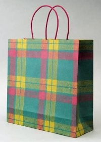 オリジナルの「マクミラン/イセタン」として登記所で正式に登録したタータン柄の新しい紙袋。