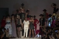 【ミラノ2014春夏＝21日】アイコン的アーカイブモデルから往年のスーパーモデルまでが集結　モスキーノの30周年アニバーサルショー