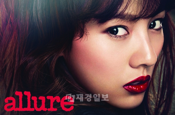 イ・ヒョリが、より一層成熟した美しさを披露した。写真＝ALLURE KOREA
