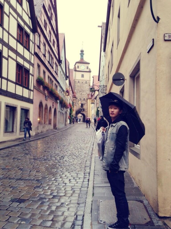 SUPER JUNIORのウニョクが秋夕の期間に楽しんだ欧州旅行の様子をツイッターで紹介している。写真＝ウニョクのツイッターより