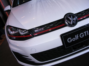 新型ゴルフGTI、発表会は生憎の雨。赤いグリルに走るラインがGTIの証し。そう、思えば、7thゴルフの発表会も雨の日だった。 新型ゴルフGTI、発表会は生憎の雨。赤いグリルに走るラインがGTIの証し。そう、思えば、7thゴルフの発表会も雨の日だった。