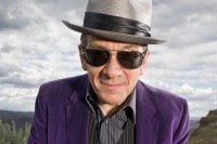 エルヴィス・コステロとクエストラヴが話題のコラボ作品について語る