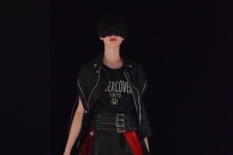 【パリ2014春夏＝25日】無機質な世界で言葉が描き出す矛盾と混沌=アンダーカバー