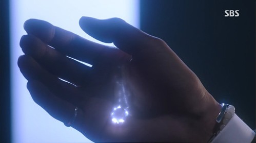 ゴンシルがジュンウォンの“防空壕”から離れて以来、唯一のよりどころとして登場した太陽ネックレスに視聴者の関心が集中している。