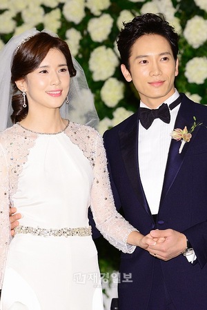 チソン（36）とイ・ボヨン（34）の結婚記者会見と結婚式が27日、ソウルで行なわれた。