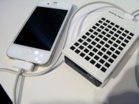 ポータブル型の燃料電池。スマートホンなどの充電に便利な電源となる。サイズは86×52×19mm、重さ89g。