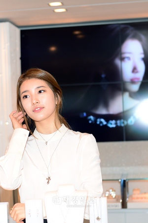 Miss Aのスジが８日、ソウルのスワロフスキーの店舗で開かれた“ジュエリーの夕べ”のイベントに参加した。