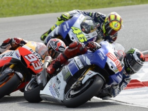 レース中盤でのJ・ロレンソとM・マルケスの2位争いはMotoGPレース史上に残る名勝負だった。 レース中盤でのJ・ロレンソとM・マルケスの2位争いはMotoGPレース史上に残る名勝負だった。