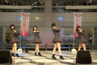 変身コンセプトの人形アイドル どるえれが噴水広場で大活躍