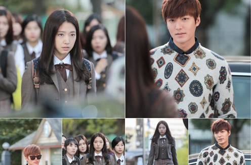 イ・ミンホとパク・シネが、50人以上の女子高生に囲まれながら、校門の前で劇的再会を果たした。写真=ファエンダムピクチャーズ