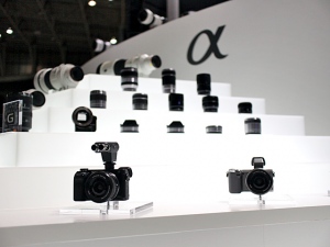 ソニーは、世界で初めて135mmフルサイズイメージセンサーを搭載したミラーレス一眼カメラ『α7』シリーズとして、『α7』と『α7R』の2機種を11月に発売する。(写真は今年のCP+のソニーブース)