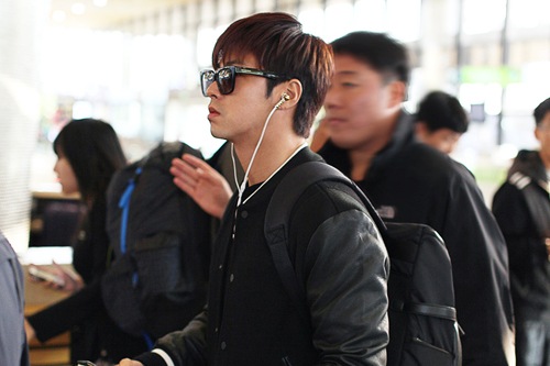 SMタウン東京公演のため日本へ出国した東方神起の空港ファッションが注目を集めた。