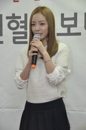 グループKARAのメンバーのク・ハラが「献血広報大使」に任命された。 グループKARAのメンバーのク・ハラが「献血広報大使」に任命された。