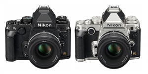 ブラックも良いが、シルバーがなかなかクラシックな雰囲気を良い感じで醸し出す。往年のニコンFを彷彿とさせるスタイリングと操作性を持ったデジタル一眼レフカメラが「Df(ディーエフ)」だ。が、ボディはかなり小さい。本体サイズは幅約143.5mm、高さ約110mm、奥行き約66.5mm、質量約710gだ。 ブラックも良いが、シルバーがなかなかクラシックな雰囲気を良い感じで醸し出す。往年のニコンFを彷彿とさせるスタイリングと操作性を持ったデジタル一眼レフカメラが「Df(ディーエフ)」だ。が、ボディはかなり小さい。本体サイズは幅約143.5mm、高さ約110mm、奥行き約66.5mm、質量約710gだ。