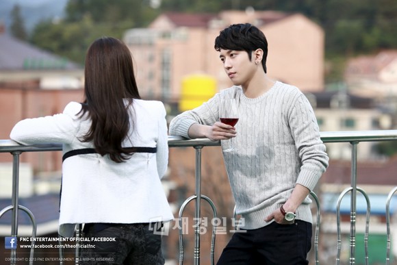 CNBLUEチョン・ヨンファの長い指がキャッチされ話題だ。写真＝FNCエンターテインメントFacebook