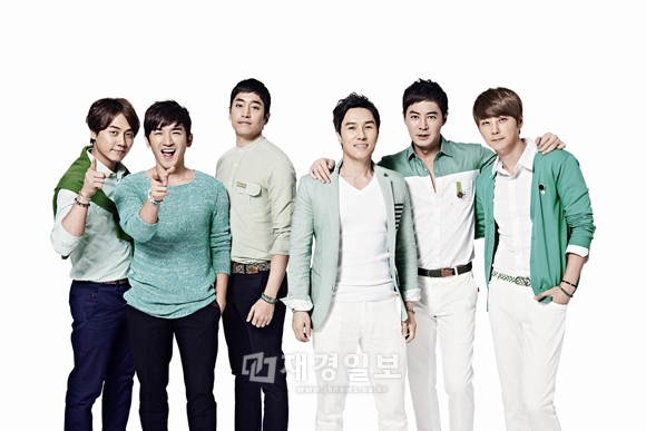 韓国のアイドルグループSHINHWA（神話）が、鶏肉料理業者の“チキンマニア”と再契約を結び専属モデルとしての活動を継続する。写真=チキンマニア