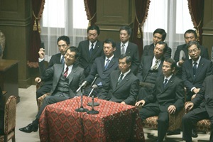 イー・アクセスは7日、イー・モバイルのキャラクターである矢沢永吉さんを起用した新CM『ヤザワ総理　国会答弁 Wi-Fiセット割』 篇のオンエアを11月9日（土）から開始すると発表した。