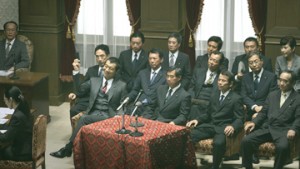 イー・アクセスは7日、イー・モバイルのキャラクターである矢沢永吉さんを起用した新CM『ヤザワ総理 国会答弁 Wi-Fiセット割』 篇のオンエアを11月9日(土)から開始すると発表した。 イー・アクセスは7日、イー・モバイルのキャラクターである矢沢永吉さんを起用した新CM『ヤザワ総理 国会答弁 Wi-Fiセット割』 篇のオンエアを11月9日(土)から開始すると発表した。