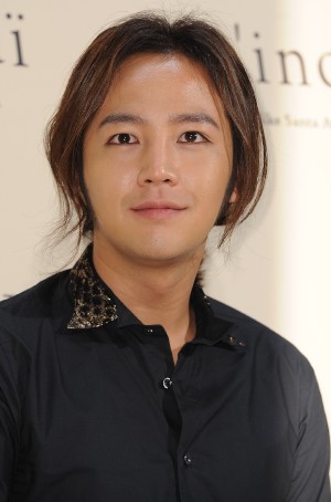 俳優チャン・グンソクがラジオDJに変身した。 俳優チャン・グンソクがラジオDJに変身した。