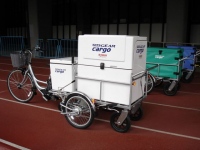 レバーを押し下げるだけで、簡単に脱着式リヤカー部分が分離できる。※リヤボックスはイメージ