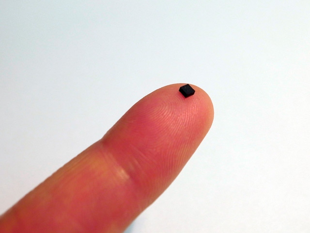 愛知製鋼とロームが開発した超高感度MIセンサ。モバイル機器やAR(拡張現実)などと組み合わせることで、産業やレジャーなど多方面に渡って様々な可能性が広がる。